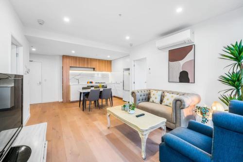 StayAU Spacious 2BR Stunning Sunset Views - Tap to explore photos