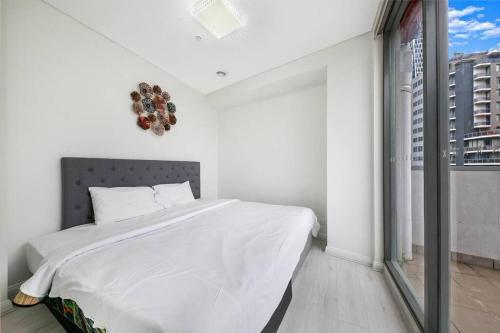 Cozy 2 Bedroom 6 minutes to Train Station with Parking - Tap to explore photos