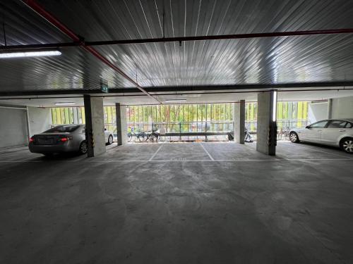 2Bed with Parking Next to Zoo and Parks - Tap to explore photos
