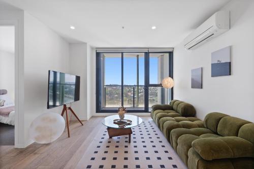 2Bed with Parking Next to Zoo and Parks - Tap to explore photos