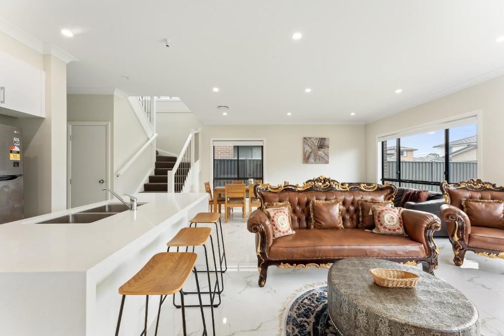 Austral Spacious large 5 br home with Central AC - Tap to explore photos