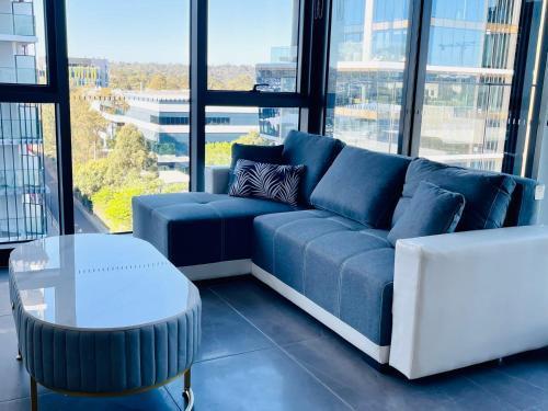 Modern stylish 3 bedroom condo - Parking, Gym, Pool - Tap to explore photos