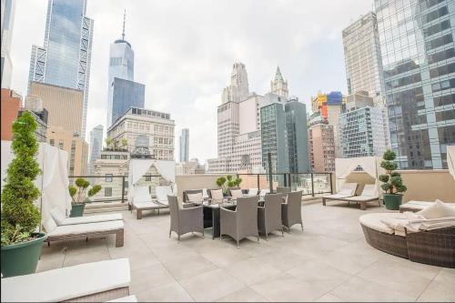 Chic 1BD with Rooftop W/D in Unit Downtown - Tap to explore photos