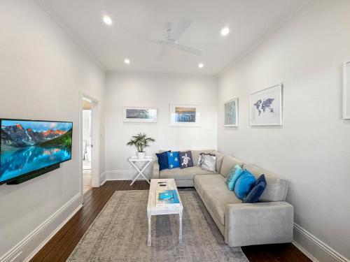 Beachside 1 BDR Apt in Coogee w Beach Rooftop View - Tap to explore photos
