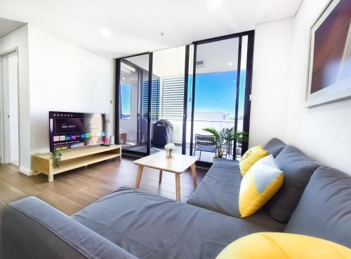 Relaxing 1BR w Pools & SPA, Gym in Olympic Park - Tap to explore photos