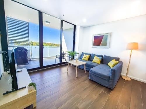 Relaxing 1BR w Pools & SPA, Gym in Olympic Park - Tap to explore photos