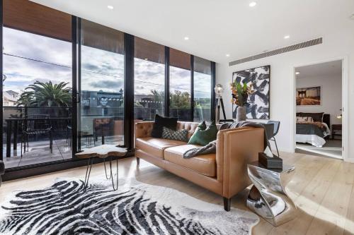 Trendy New York-Style Condo in Vibrant St Kilda - Tap to explore photos