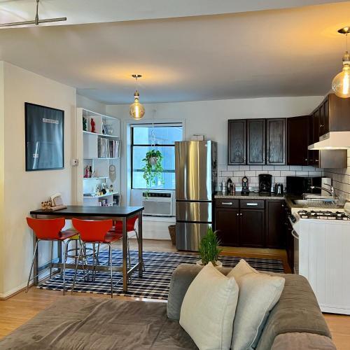 ONE bedroom in my TWO bedroom apt in Chelsea 23 & 7 - Tap to explore photos