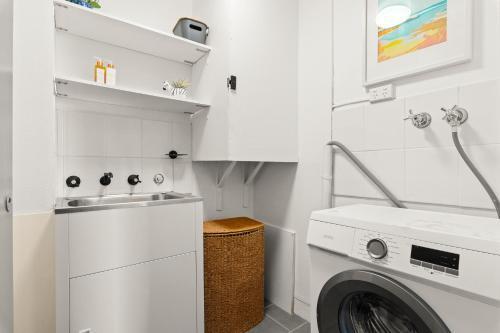 BELLEVUE HILL Close to Bondi - 2 bathrooms & pool - Tap to explore photos