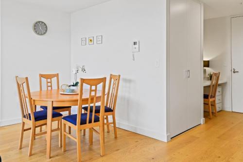 Cosy 1-bed With Private Balcony By Showgrounds - Tap to explore photos