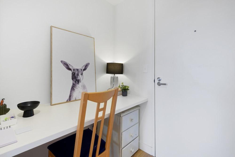 Cosy 1-bed With Private Balcony By Showgrounds - Tap to explore photos