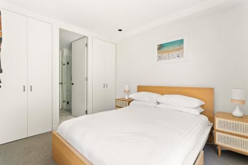 Sleek 2-Bed Apt Metres to Beach - Tap to explore photos