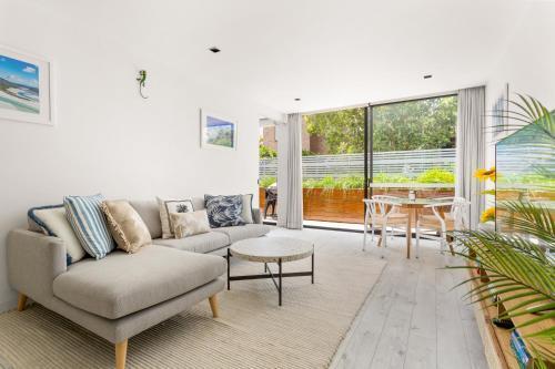 Sleek 2-Bed Apt Metres to Beach - Tap to explore photos