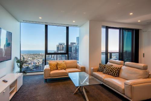 Spacious Apt on 44th Flr Amazing City, Bay Views - Tap to explore photos