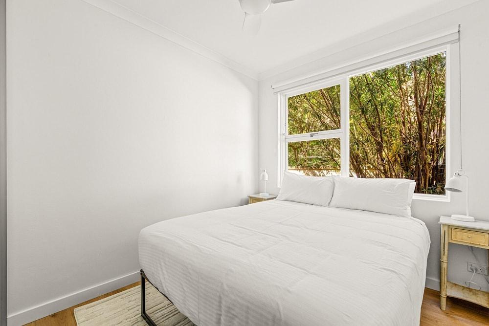Gorgeous 3-bed Manly Pad, Short Walk to the Beach - Tap to explore photos