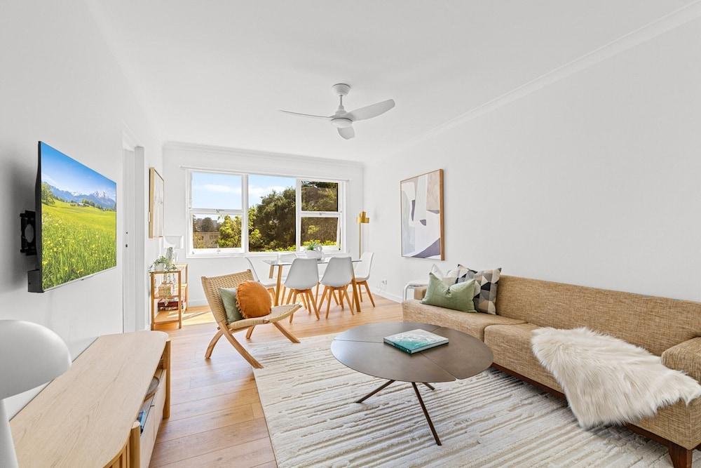 Gorgeous 3-bed Manly Pad, Short Walk to the Beach - Tap to explore photos