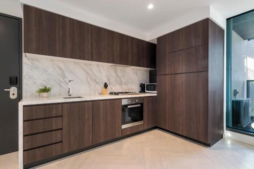 Stylish 1BR Apt w Stunning Lake and Bay Views! - Tap to explore photos