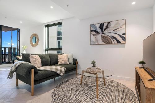 Stylish 1BR Apt w Stunning Lake and Bay Views! - Tap to explore photos