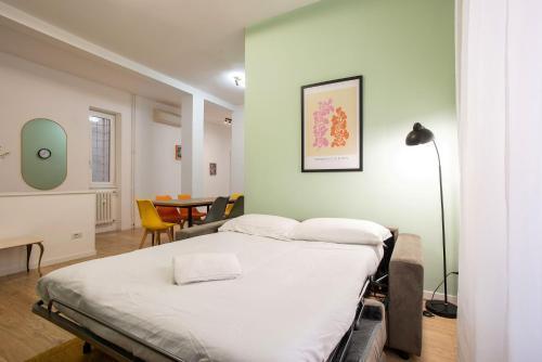 Appartamento 2BDR for 6 guests - 100mt Subway B1 - 7 fermate dal Colosseo - Tap to explore photos
