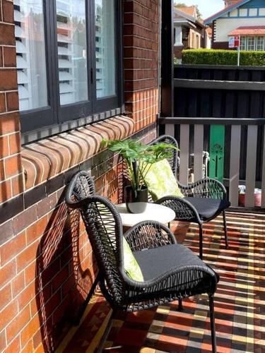 EDW19 - Stylish 2-Bed, 2-Bath Townhose in Drummoyne - Tap to explore photos