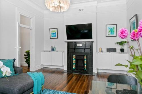EDW19 - Stylish 2-Bed, 2-Bath Townhose in Drummoyne - Tap to explore photos
