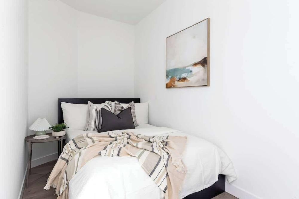 Chic 2BR Apt Opposite Southern Cross, City Views - Tap to explore photos