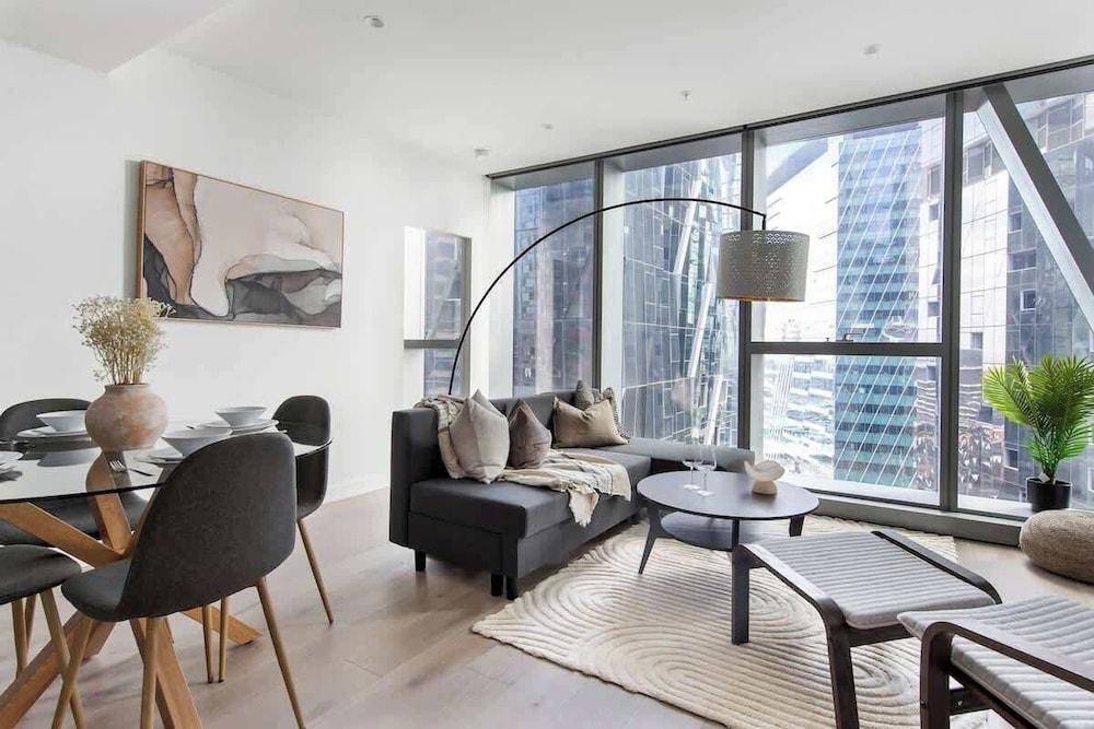 Chic 2BR Apt Opposite Southern Cross, City Views