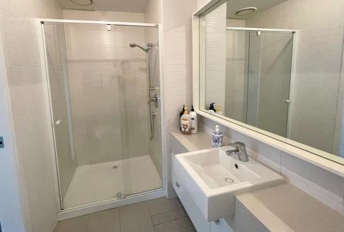 City View 3-Bedroom Apartment next to Casino and MCEC - Tap to explore photos