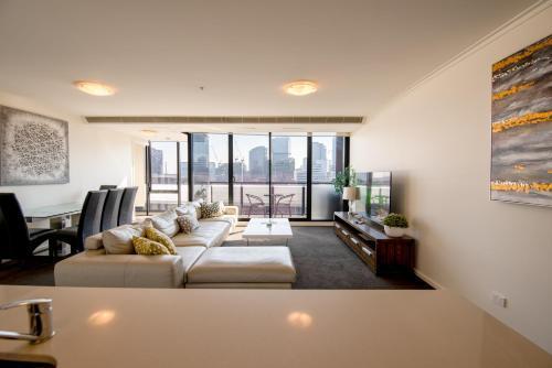 City View 3-Bedroom Apartment next to Casino and MCEC - Tap to explore photos