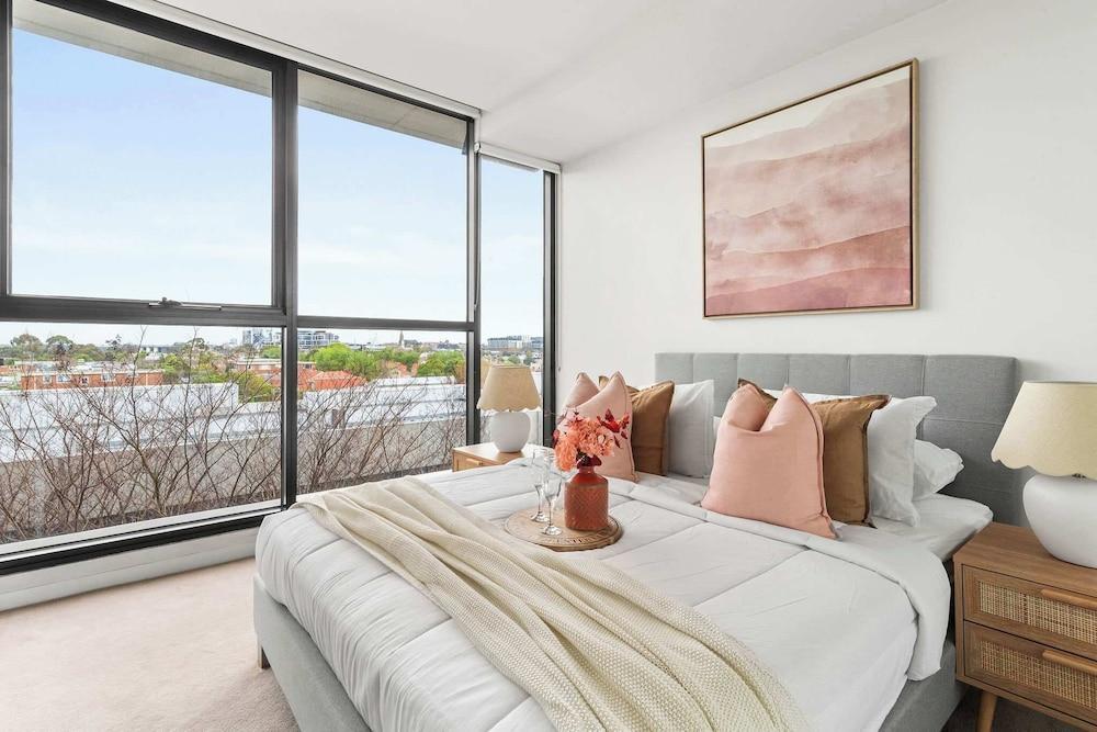 Comfy 2BR Escape Beside the Yarra River