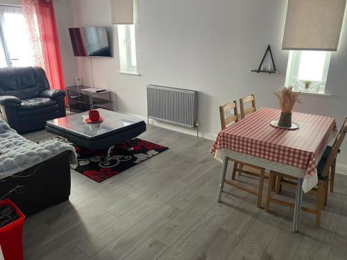 Forsyth Apartment - Spacious and Comfortable 2 bedrooms - Tap to explore photos