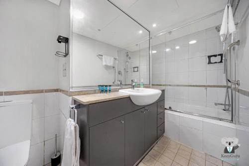 KOZYGURU SYDNEY CBD AMAZING 2 BED FAMILY APT NHA653-102 - Tap to explore photos