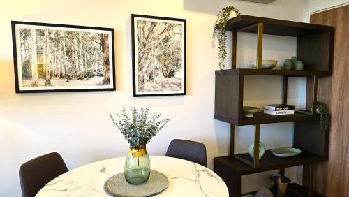 Gorgeous 1 bed Exec South Yarra with workspace - Tap to explore photos