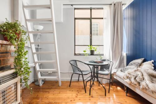 Carlton- loft studios to 2bedroom lofts-2-4pax 12mins City - Tap to explore photos