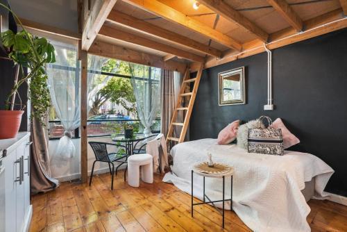 Carlton- loft studios to 2bedroom lofts-2-4pax 12mins City - Tap to explore photos