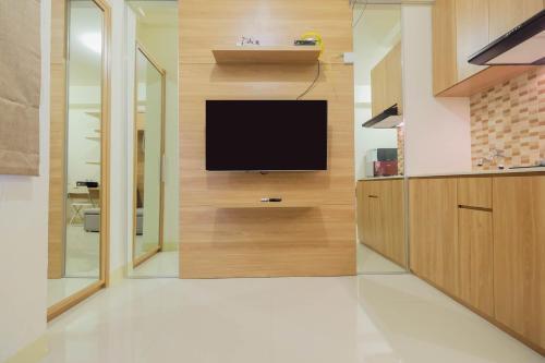 Modern Studio Apartment at 26th Floor Green Pramuka City By Travelio - Tap to explore photos
