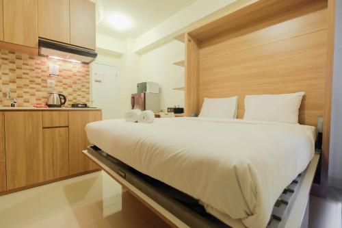 Modern Studio Apartment at 26th Floor Green Pramuka City By Travelio - Tap to explore photos
