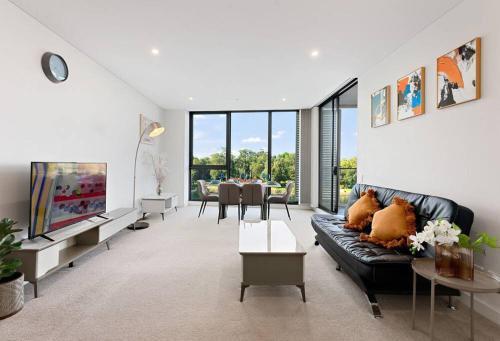 Lakeview Luxury 3Bedrooms Apt Wolli Creek close to Airport CBD - Tap to explore photos