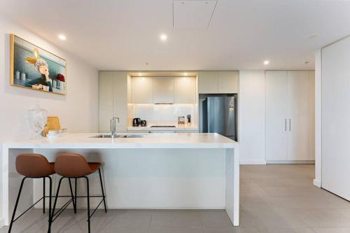 Lakeview Luxury 3Bedrooms Apt Wolli Creek close to Airport CBD - Tap to explore photos