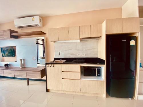 Stunning 60 sqm Studio at NaiHarn Beach Condo, Walk to Beach, Your Tropical Retreat! - Tap to explore photos