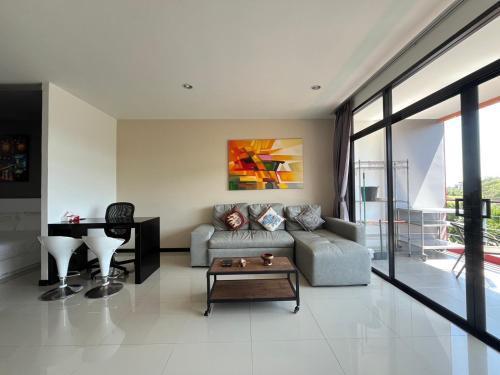 Stunning 60 sqm Studio at NaiHarn Beach Condo, Walk to Beach, Your Tropical Retreat! - Tap to explore photos