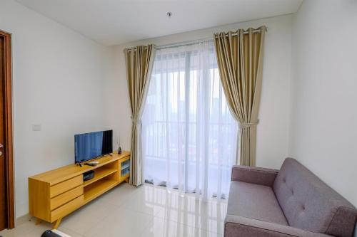 Comfort 1BR at Ciputra World 2 Apartment By Travelio - Tap to explore photos