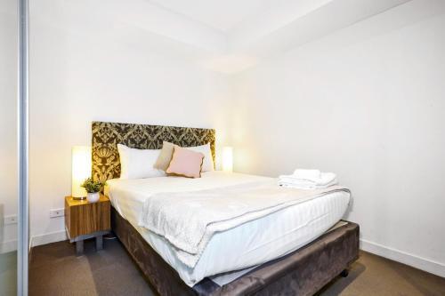 Cozy 1-Bed Apartment on St Kilda Road - Tap to explore photos