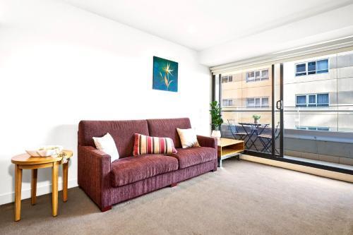 Cozy 1-Bed Apartment on St Kilda Road - Tap to explore photos