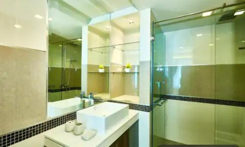 Sea View 1bedroom Wong Amat Tower 3312 - Tap to explore photos