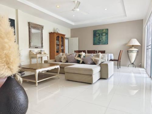 Villa 3 Chambres avec piscine, Rawai, Phuket - Tap to explore photos
