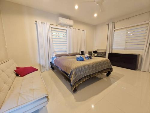 Villa 3 Chambres avec piscine, Rawai, Phuket - Tap to explore photos