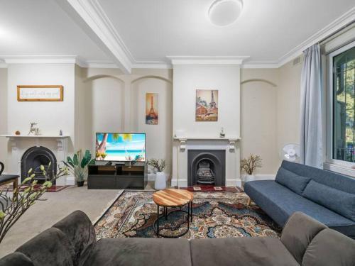 4BR Terrace & Garage & Near ICC & CBD & Darling Harbour - Tap to explore photos