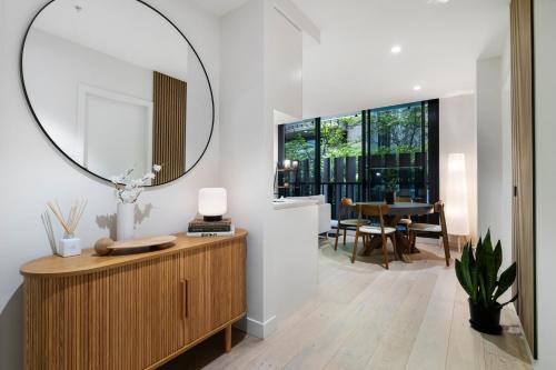 Stylish, Modern and Central Apt with Balcony and WiFi - Tap to explore photos