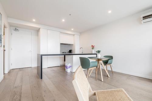 Sunny & Stylish Apt w Stunning City Views & 65 inches TV - Tap to explore photos